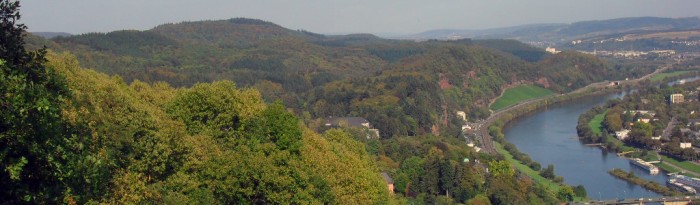 Blick von der Mariensäule oberhalb von Trier auf die Mosel und umliegendes Gelände. Bildrechte:© Nicola Dülk