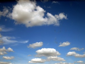 blauer-himmel-sonne-wolken