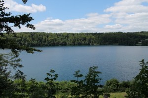 Das Pulvermaar bei Gillenfeld in der Vulkaneifel gehört zu den schönsten Ferienzielen und ausflugstipps in der Vulkaneifel.