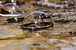 Ca. 200 Mineralquellen gibt es in der Vulkaneifel. Einige sind frei zugänglich. Hier kann man frisches Quellwasser kostenlos genießen.