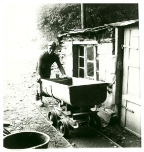 Opa Bumm, mit bürgerlichem Namen Nikolaus Becker, bei seiner schweren Arbeit in der Grube Hoffnung.