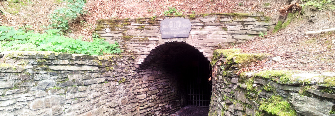 Das Mundloch der Grube Hoffnung in Fell und heute Besuchereingang in die Grube Barbara-Hoffnung.
