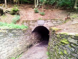 Das Mundloch der Grube Hoffnung in Fell und heute Besuchereingang in die Grube Barbara-Hoffnung.