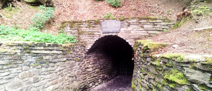 Das Mundloch der Grube Hoffnung in Fell und heute Besuchereingang in die Grube Barbara-Hoffnung.