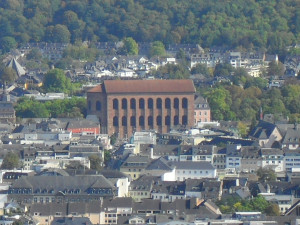 Noch heute gilt in einigen Stadtteilen und Städten wie Monschau oder Stadtteilen wie Trier-Pallien die Pflicht für Bauherren mit Schiefer zu decken.