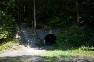 Links neben dem Mundloch der Grube Barbara ist ein Teil eines sogenannten Suppenwegs zu sehen, den die Kinder nahmen um dem Vater und Großvater das Essen zu bringen. Die Suppenwege erstreckten sich über Berg und Tal. Der Weg war beschwerlich, und musste Sommer wie Winter absolviert werden. Kinder, die ihren Familien Essen brachten durften dafür übrigens eine halbe Stunde früher aus der Schule, damit das Essen pünktlich oben ankam. 